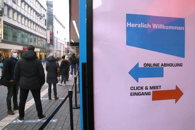 08 03 2021 Dortmund At the start of the week on 8 March, some stores can reopen completely, others can welcome customers with appointments, click and meet, quite a few stores still have to wait with the reopening In front of the Saturn store, customers are queuing Th
