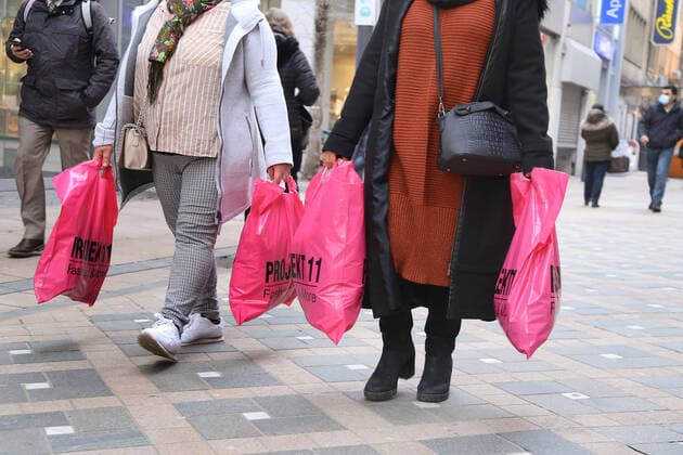 08 03 2021 Dortmund At the start of the week on 8 March, some shops will be able to reopen completely, others will be able to welcome customers by appointment, click and meet, while a number of shops will still have to wait before reopening Westenhellweg is already well attended