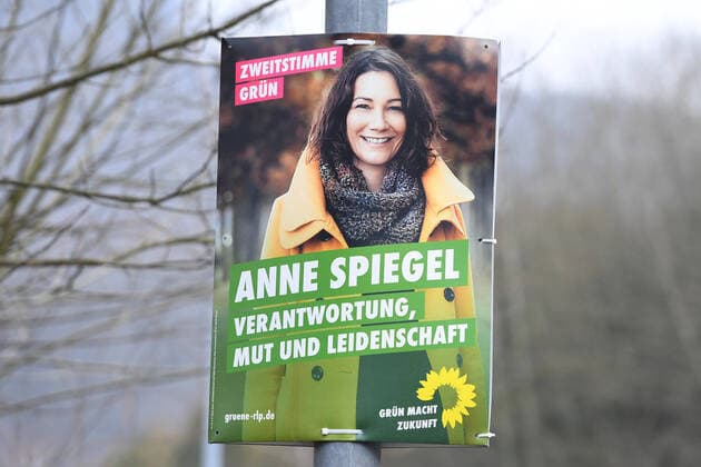 Wahlplakate - Landtagswahl in Rheinland-Pfalz 2021 am 08.03.2021 im Landkreis Neuwied Ein Wahlplakat der Partei Bündnis 90 Die Grünen - Verantwortung, Mut und Leidenschaft - Anne Spiegel Die Wahl zum 18. Landtag von Rheinland-Pfalz findet am 14. März 2021 statt. *** Election posters Landtagswahl in Rheinland Pfalz 2021 am 08 03 2021 im Landkreis Neuwied Ein Wahlplakat der Partei Bündnis 90 Die Grünen Verantwortung, Mut und Leidenschaft Anne Spiegel The election to the 18 Landtag of Rheinland Pfalz will take place on 14 March 2021 xRx