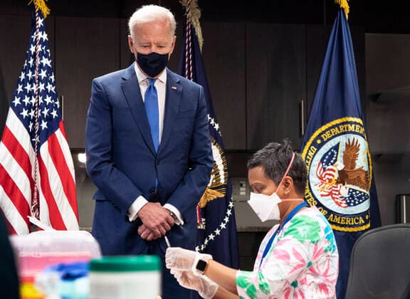 United States President Joe Biden watches as a medical worker prepares a COVID-19 vaccine as he visits a Veterans Affairs (VA) COVID-19 vaccination center in Washington, DC on Monday, March 8, 2021. Copyright: xKevinxDietschx xPoolxviaxCNPx MediaPunchx
