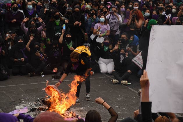 March 8, 2021: Thousands of womans protests on the streets ox Xalapa to conmemorate the woman s day. Some of the protesters break some government offices. - ZUMAqp1_ 20210308_zip_qp1_019 Copyright: xHectorxAdolfoxQuintanarxPerezx