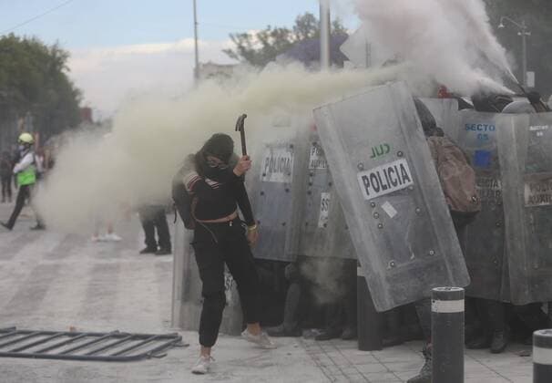 Demonstrators clash with riot police during a protest on the occasion of International Women s Day, in Mexico City, Mexico, 08 March 2021. Mexican protesters for International Women s Day on Monday demolished part of the metal wall that the Government erected around the National Palace, residence of President Andres Manuel Lopez Obrador, to protect the building from the protest. Protesters tear down part of the wall that protects the Mexican National Palace !ACHTUNG: NUR REDAKTIONELLE NUTZUNG!  Copyright: xSáshenkaxGutiérrezx MEX6542 20210309-637508519973089719