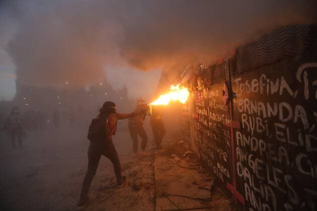 News Bilder des Tages Women activists protest today during International Women s Day in the Zocalo of Mexico City, Mexico 8 March 2021. Mexico City lived this Monday, March 8, International Women s Day, a day of demonstrations with great participation in which the rage of a country with alarming numbers of femicides was present and where irritating gases from the police followed slight altercations. Feminist fury takes hold of 8M in Mexico !ACHTUNG: NUR REDAKTIONELLE NUTZUNG!  Copyright: xSáshenkaxGutiérrezx MEX6573 20210309-637508591563213485