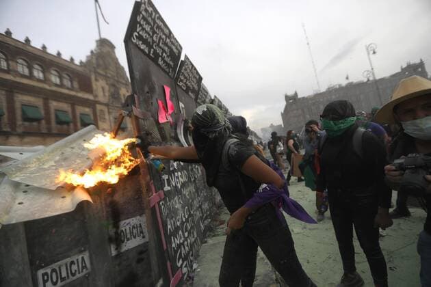 Women activists protest today during International Women s Day in the Zocalo of Mexico City, Mexico 8 March 2021. Mexico City lived this Monday, March 8, International Women s Day, a day of demonstrations with great participation in which the rage of a country with alarming numbers of femicides was present and where irritating gases from the police followed slight altercations. Feminist fury takes hold of 8M in Mexico !ACHTUNG: NUR REDAKTIONELLE NUTZUNG!  Copyright: xSáshenkaxGutiérrezx MEX6578 20210309-637508591646182229