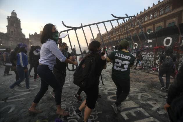 Women activists protest today during International Women s Day in the Zocalo of Mexico City, Mexico 8 March 2021. Mexico City lived this Monday, March 8, International Women s Day, a day of demonstrations with great participation in which the rage of a country with alarming numbers of femicides was present and where irritating gases from the police followed slight altercations. Feminist fury takes hold of 8M in Mexico !ACHTUNG: NUR REDAKTIONELLE NUTZUNG!  Copyright: xSáshenkaxGutiérrezx MEX6574 20210309-637508591667588765