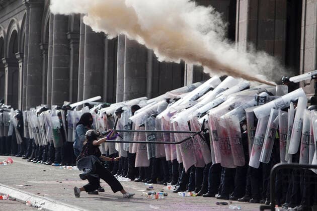 Women Commemorate International Women™s Day In Mexico TOLUCA, MEXICO - MARCH 8: A women confront a police line during the riots caused for the protests against gender violence as part of the commemoration of International Women™s Day at downtown on March 8, 2021 in Toluca, Mexico Copyright: xLeonardoxCasasx EYEPIXGROUP_LC_08032021_4512