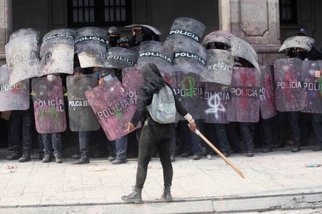 Women Commemorate International Women™s Day In Mexico TOLUCA, MEXICO - MARCH 8: A women confront a police line during the riots caused for the protests against gender violence as part of the commemoration of International Women™s Day at downtown on March 8, 2021 in Toluca, Mexico Copyright: xLeonardoxCasasx EYEPIXGROUP_LC_08032021_4523