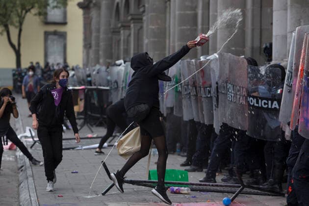 Women Commemorate International Women™s Day In Mexico TOLUCA, MEXICO - MARCH 8: A women confront a police line during the riots caused for the protests against gender violence as part of the commemoration of International Women™s Day at downtown on March 8, 2021 in Toluca, Mexico Copyright: xLeonardoxCasasx EYEPIXGROUP_LC_08032021_4505