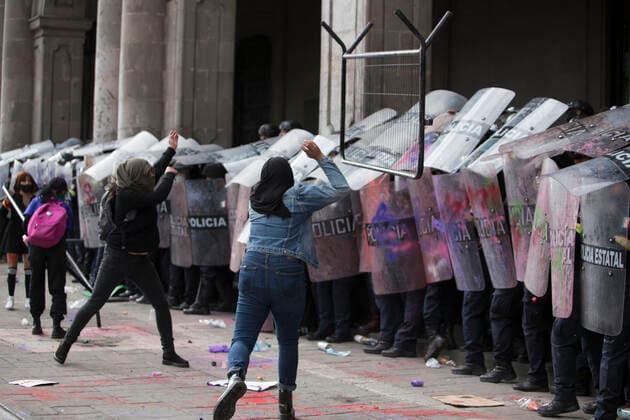 Women Commemorate International Women™s Day In Mexico TOLUCA, MEXICO - MARCH 8: A women confront a police line during the riots caused for the protests against gender violence as part of the commemoration of International Women™s Day at downtown on March 8, 2021 in Toluca, Mexico Copyright: xLeonardoxCasasx EYEPIXGROUP_LC_08032021_4509