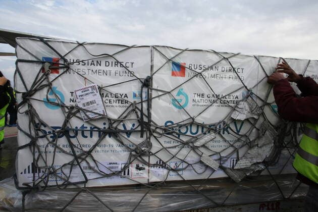 Coronavirus in Tunesien, Ankunft von Sputnik V Impfstoff aus Russland in Tunis January 1, 2000, Tunis, Tunisia: Containers with the vaccines seen during a ceremony to mark the arrival of 30,000 doses of the Sputnik V vaccine shipment at Tunis-Carthage International Airport. Tunis Tunisia - ZUMAs197 20000101_zaa_s197_155 Copyright: xJdidixWassimx