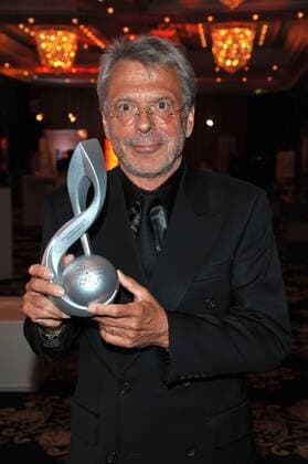 Preistraeger Reinhard Mey bei der Verleihung des Deutschen Musikautorenpreises 2011, der Preis fuer Komponisten und Textdichter - Verleihung im Hotel Ritz Carlton Berlin. *** Laureate Reinhard Mey at the award ceremony of the German Music Authors Award 2011, the award for composers and lyricists at the Hotel Ritz Carlton Berlin Copyright: xEventpressxFaarx