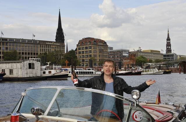 Michael Mittermeier beim Presseevent, anlaesslich des Hamburg-Launch vom Schweizer Nationalgetraenk Rivella. Das Motto lautet: ãRivella und Michael Mittermeier entern die HafenstadtÒ Hamburg 03.05.2011 *** Michael Mittermeier at the press event, on the occasion of the Hamburg launch of the Swiss national drink Rivella The motto is ÒRivella and Michael Mittermeier board the port cityÓ Hamburg 03 05 2011 Copyright: xEventpressxStrussx