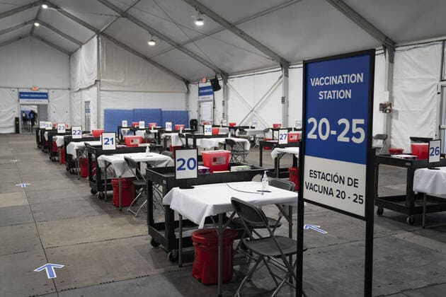 March 9, 2021, USA: Vaccination stations in a tent at the United Center COVID-19 vaccination site in Chicago on March 8, 2021. USA - ZUMAm67_ 20210309_zaf_m67_039 Copyright: xE.xJasonxWambsgansx