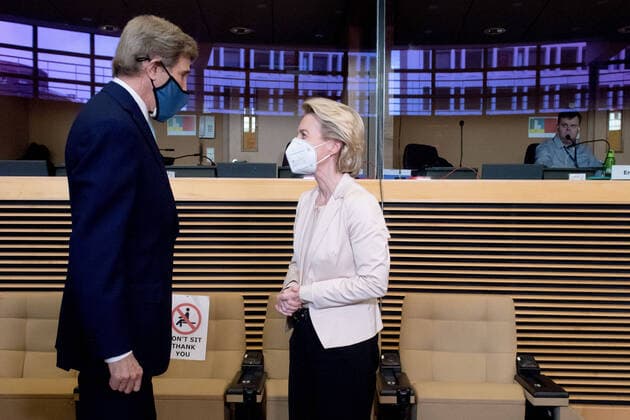 Bilder des Jahres 2021, News 03 März News Themen der Woche KW10 (210310) -- BRUSSELS, March 10, 2021 -- European Commission President Ursula von der Leyen (R) talks with John Kerry, the United States Special Presidential Envoy for Climate, in Brussels, Belgium, March 9, 2021. John Kerry on Tuesday underlined the cooperation between the U.S. and (EU) on the fight against the climate crisis during his visit to Brussels. ( Handout via Xinhua) BELGIUM-BRUSSELS-EU-U.S.-KERRY-VISIT EuropeanxUnion 