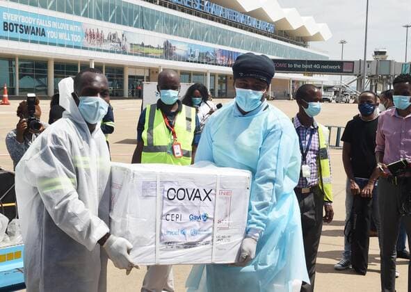 (210310) -- GABORONE, March 10, 2021 -- Staff carry a box of COVID-19 vaccines at the Sir Seretse Khama International Airport in Gaborone, Botswana, March 9, 2021. Botswana received the first batch of 30,000 doses of COVID-19 vaccines donated by India on Tuesday. (Photo by Xinhua) BOTSWANA-GABORONE-COVID-19 VACCINE-ARRIVAL TshekisoxTebalo 