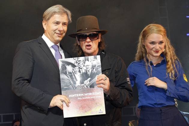 Der Regierende Buergermeister Klaus Wowereit und Udo Lindenberg stellen im Stage Theater am Potsdamer Platz vor 1.800 Schuelern aus Berlin und Brandenburg die Unterrichtsbroschuere zu HINTERM HORIZONT vor. Mit im Bild Jessy (Josephine Busch) *** Governing Mayor Klaus Wowereit and Udo Lindenberg present the educational brochure for HINTERM HORIZONT to 1,800 students from Berlin and Brandenburg at the Stage Theater am Potsdamer Platz. Jessy Josephine Busch is in the picture. Copyright: xEventpressxRadkex