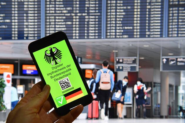 Theme Picture Symbol Photo Digital Vaccination Card, Vaccination Certificate of the Federal Republic of Germany on a Smartphone, Mobile Phone, Vaccination Card, Proof, Proof of Vaccination With a falsification-proof vaccination card, the citizens are to regain more freedom in the coronavirus pandemic, for example, travel could again be possible for vaccinated persons.