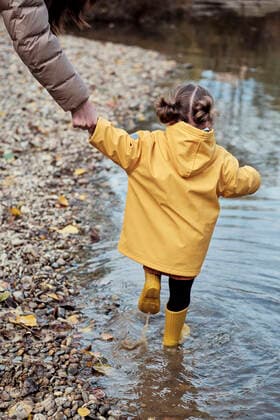 A 2-year-old girl with her mother on the bank of a river Valladolid, CL, Spain CR_AIZCWA210310-677991-01 ,model released, Symbolfoto