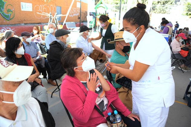 Mexico Increases Vaccination Against Covid-19 QUERETARO, MEXICO - MARCH 10: A nurse administrates a dose of Pfizer vaccine to a elderly, during a national vaccination program to immunize elderly over 60 years in a vaccine place located in La Canada, while the Mexican Government has ramps up vaccination against Covid-19. Have been applied more that 2.8 millions of dose in the country. On March 10, 2021 in Queretaro, Mexico Copyright: xFernandoxCamachox EYEPIXGROUP_FC_10032021_4728