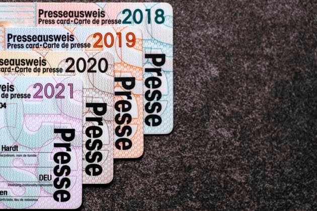 Presseausweise liegen auf einer Platte. (Themenbild, Symbolbild) *** Press passes lie on a plate Theme image, symbol image Foto:xC.xHardtx xFuturexImage