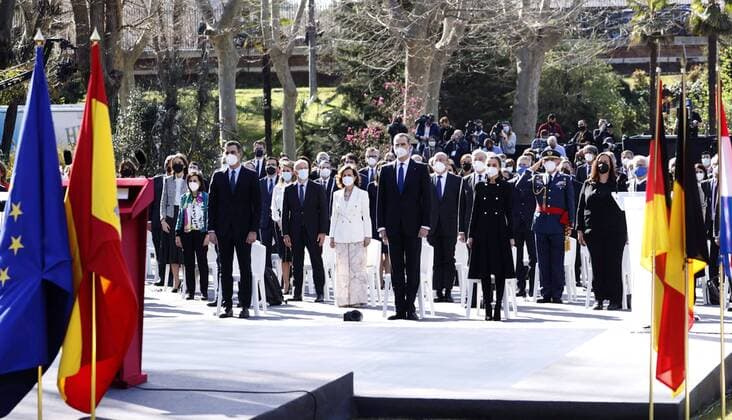 Bilder des Jahres 2021, News 03 März News Themen der Woche KW10 News Bilder des Tages Spanish Queen Letizia (R), Spanish King Felipe VI (2-R), Spanish First Deputy Prime Minister Carmen Calvo (2-L) and Spanish Prime Minister Pedro Sanchez (L) observe a minute of silence during the official act on the occasion of the European Day of Remembrance of Victims of Terrorism held at the Royal Palace in Madrid, central Spain, 11 March 2021. European Day of Remembrance of Victims of Terrorism !ACHTUNG: NUR REDAKTIONELLE NUTZUNG!  Copyright: xBallesterosx GRAF3441 20210311-637510809836260230