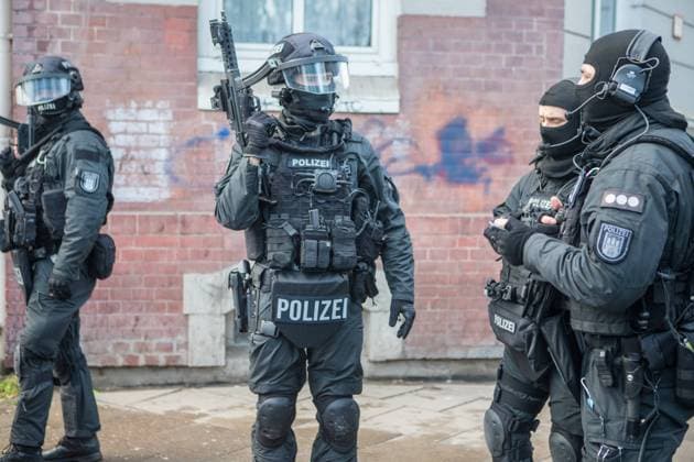Schusswunde am Kopf - Polizei im Großeinsatz 11.03.21 - Hamburg: Gegen 15:30 Uhr am Donnerstagnachmittag fällt mindestens ein Schuss im Hamburger Süden. Eine Frau wird durch einen Streifschuss am Kopf verletzt. Sofort macht sich ein Großaufgebot an Polizeikräften aus dem ganzen Stadtgebiet auf den Weg zum Tatort. Auch Rettungswagen, Notarzt und Löschfahrzeug rücken an, um den Verletzten zu versorgen. Nach der Behandlung vor Ort kommt die Verletzte in die Klinik nach St. Georg. Der Täter ist derzeit flüchtig. Die Polizei fahndet mit einem Großaufgebot. Der Hintergrund der Schussabgabe soll laut ersten Erkenntnissen der Polizei im Privaten Bereich liegen. Der Täter konnte nach der Tat durch die Polizei gestellt werden. Er wur Copyright: xSebastianxPetersx