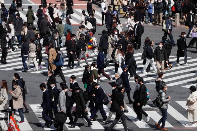 IMAGO Nature: Unsere Erde, Umweltprobleme, Überbevölkerung March 11, 2021, Tokyo, Japan: A crowd of people cross the famous scramble intersection near Shibuya Station..The Tokyo metropolitan government reported 335 new cases of the coronavirus in Tokyo. Tokyo Japan - ZUMAs197 20210311_zaa_s197_188 Copyright: xJamesxMatsumotox