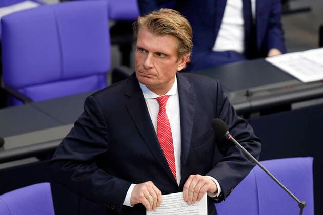 Thomas Bareiß in der 208. Sitzung des Deutschen Bundestages im Reichstagsgebäude. Der CDU-Politiker hat eingeräumt, sich für eine bevorzugte Belieferung von Aserbaidschan mit Atemgeräte eingesetzt zu haben. Berlin, 10.02.2021 *** Thomas Bareiß at the 208 session of the German Bundestag in the Reichstag building The CDU politician admitted to having lobbied for a preferential supply of breathing apparatus to Azerbaijan Berlin, 10 02 2021 Foto:xC.xHardtx xFuturexImage