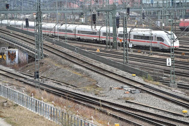 Departing,arriving train,ICE,Intercity Express,fast train,high speed train,Hauptbahnhof Muenchen,DB,Die Bahn,Stadt Muenchen on 11 03 2021 OEPNV,oeffentlicher Personenverkehr,Fernverkehr,