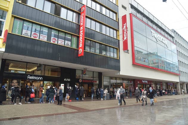 The Bahnhofstrasse in Saarbrücken is lively on Thursday 11 03 2021 The Higher Administrative Court of the Saarland has provisionally overturned some Corona restrictions for the retail trade in a judgement For example, the obligation to make appointments is dropped with immediate effect and only 15 square metres are required per customer In the picture Long queue in front of TK Maxx bub