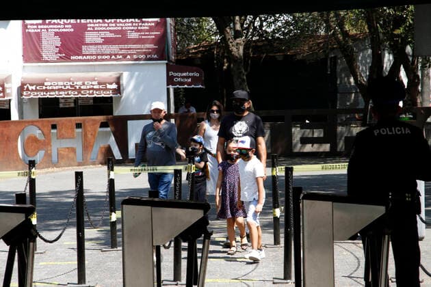 Chapultepec Zoo Resume Activities MEXICO CITY, MEXICO - MARCH 11: Tourists arrive at The Zoo of Chapultepec taking safety protocols during the reopening with the orange epidemiological traffic light, The Zoo receives its visitors applying sanitary measures in their accesses and a control of the entry of people to know the diverse animals that reside in the place. On March 11, 2021 in Mexico City, Mexico Copyright: xLuisxBarronx EYEPIXGROUP_LB_11032021_4850