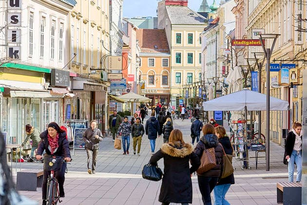 - Wiener Neustadt (NÖ) - 12.03.2021 - Coronaviruskrise - Wr. Neustadt rüstet weiter auf um bis zu 15.000 Conatests täglich zu ermöglichen. Das ist notwendig weil ab morgen Samstag 13.03.21 jeder der die Stadt verlassen will einen negativen Coronatest vorzeigen muss der maximal 72 Stunden alt sein darf bei PCR-Tests und 48 Stunden bei Antigen-Schnelltests. Die Polizei kündigte Ausreisekontrollen an und wird dabei vom Bundeheer unterstützt werden. Die Massnahmen wurden beschlossen nachdem die 7-Tages-Inzidenz in der 45.000 Einwohner-Stadt über 530 liegt. Aufgrund der fehlenden Testkapazitäten wurden die Kontrollen verschoben. PHOTO: Die Herzog-Leopold-Straße mit Passanten. Wiener Neustadt (Lower Austria) - Coronavirus crisis - Wr. Ne 