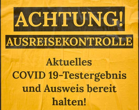 - Wiener Neustadt (NÖ) - 12.03.2021 - Coronaviruskrise - Wr. Neustadt rüstet weiter auf um bis zu 15.000 Conatests täglich zu ermöglichen. Das ist notwendig weil ab morgen Samstag 13.03.21 jeder der die Stadt verlassen will einen negativen Coronatest vorzeigen muss der maximal 72 Stunden alt sein darf bei PCR-Tests und 48 Stunden bei Antigen-Schnelltests. Die Polizei kündigte Ausreisekontrollen an und wird dabei vom Bundeheer unterstützt werden. Die Massnahmen wurden beschlossen nachdem die 7-Tages-Inzidenz in der 45.000 Einwohner-Stadt über 530 liegt. Aufgrund der fehlenden Testkapazitäten wurden die Kontrollen verschoben. PHOTO: Auch am Hauptbahnhof gibt es einen Container für Tests und mit Plakaten wird auf die notwendigen Ausreiset 
