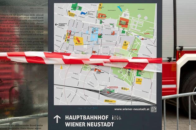 - Wiener Neustadt (NÖ) - 12.03.2021 - Coronaviruskrise - Wr. Neustadt rüstet weiter auf um bis zu 15.000 Conatests täglich zu ermöglichen. Das ist notwendig weil ab morgen Samstag 13.03.21 jeder der die Stadt verlassen will einen negativen Coronatest vorzeigen muss der maximal 72 Stunden alt sein darf bei PCR-Tests und 48 Stunden bei Antigen-Schnelltests. Die Polizei kündigte Ausreisekontrollen an und wird dabei vom Bundeheer unterstützt werden. Die Massnahmen wurden beschlossen nachdem die 7-Tages-Inzidenz in der 45.000 Einwohner-Stadt über 530 liegt. Aufgrund der fehlenden Testkapazitäten wurden die Kontrollen verschoben. PHOTO: Auch am Hauptbahnhof gibt es einen Container für Tests und mit Plakaten wird auf die notwendigen Ausreiset 
