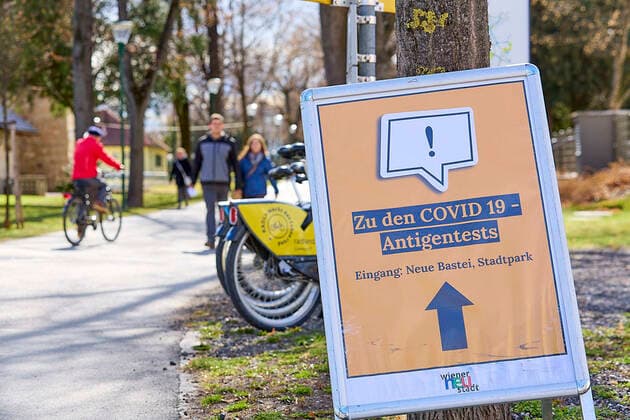 - Wiener Neustadt (NÖ) - 12.03.2021 - Coronaviruskrise - Wr. Neustadt rüstet weiter auf um bis zu 15.000 Conatests täglich zu ermöglichen. Das ist notwendig weil ab morgen Samstag 13.03.21 jeder der die Stadt verlassen will einen negativen Coronatest vorzeigen muss der maximal 72 Stunden alt sein darf bei PCR-Tests und 48 Stunden bei Antigen-Schnelltests. Die Polizei kündigte Ausreisekontrollen an und wird dabei vom Bundeheer unterstützt werden. Die Massnahmen wurden beschlossen nachdem die 7-Tages-Inzidenz in der 45.000 Einwohner-Stadt über 530 liegt. Aufgrund der fehlenden Testkapazitäten wurden die Kontrollen verschoben. PHOTO: mit Plakaten wird auf die notwendigen Ausreisetests hingewiesen und die Teststationen angezeigt. Wien 