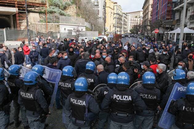 Coronavirus in Italien, Protest gegen Corona-Maßnahmen in Neapel Covid, in Naples - protest in via Santa Lucia of street markets against the closure of markets for the red zone. resulting in blocking of traffic on the waterfront Editorial Usage Only  Copyright: xnapolipressx xIPAx