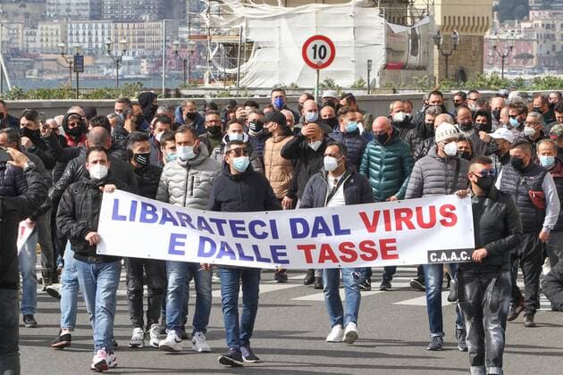 Coronavirus in Italien, Protest gegen Corona-Maßnahmen in Neapel Covid, in Naples - protest in via Santa Lucia of street markets against the closure of markets for the red zone. resulting in blocking of traffic on the waterfront Editorial Usage Only  Copyright: xnapolipressx xIPAx