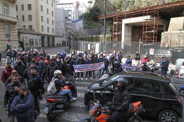 Coronavirus in Italien, Protest gegen Corona-Maßnahmen in Neapel Covid, in Naples - protest in via Santa Lucia of street markets against the closure of markets for the red zone. resulting in blocking of traffic on the waterfront Editorial Usage Only  Copyright: xnapolipressx xIPAx