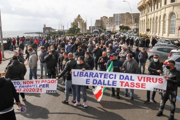 Coronavirus in Italien, Protest gegen Corona-Maßnahmen in Neapel Covid, in Naples - protest in via Santa Lucia of street markets against the closure of markets for the red zone. resulting in blocking of traffic on the waterfront Editorial Usage Only  Copyright: xnapolipressx xIPAx