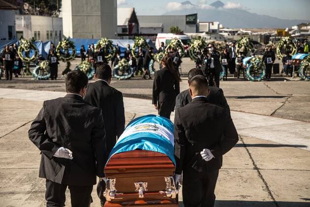 Guatemala City (Guatemala), 12 03 2021.- A group of men carry the coffin with the body of a migrant during the repatriation of the bodies of the 16 migrants killed on January 22 in Mexico, at La Aurora International Airport, in Guatemala City, Guatemala, 12 March 2021. The repatriation was agreed on March 12 by the governments of Mexico and Guatemala after completing the process of identifying the victims, according to the Ministry of Foreign Relations. Guatemala receives the bodies of the 16 migrants killed in Mexico !ACHTUNG: NUR REDAKTIONELLE NUTZUNG!  Copyright: xEstebanxBibax AME1745 20210312-637511663186299602
