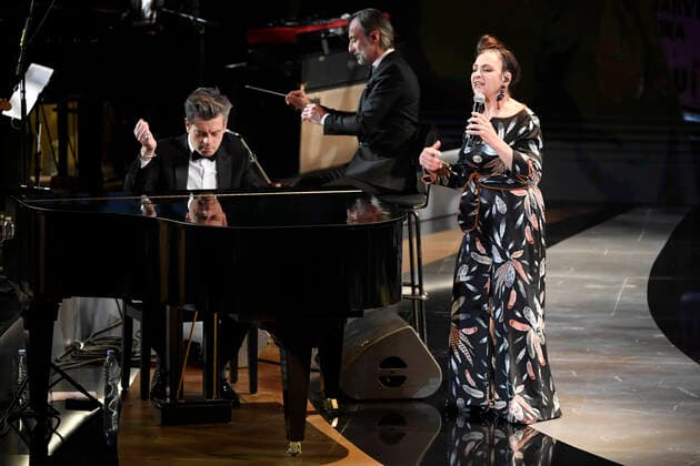 Filmpreis Cesar - Preisverleihung Catherine Ringer accompagnee par Benjamin Biolay au piano CELEBRITES : 46e Ceremonie des Cesar 2021 - Paris - 12 03 2021 BertrandGuay Pool PANORAMIC 
