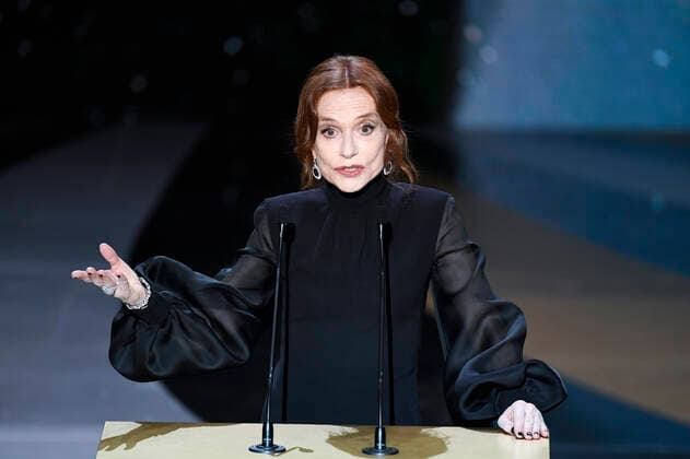 Filmpreis Cesar - Preisverleihung Isabelle Huppert CELEBRITES : 46e Ceremonie des Cesar 2021 - Paris - 12 03 2021 BertrandGuay Pool PANORAMIC 