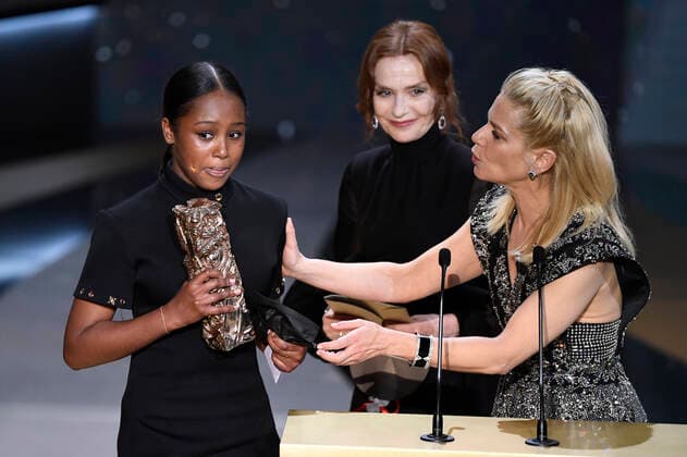 Entertainment Bilder des Tages Filmpreis Cesar - Preisverleihung Fathia Youssouf meilleur Espoir feminin dans Mignonnes Isabelle Huppert Marina Fois CELEBRITES : 46e Ceremonie des Cesar 2021 - Paris - 12 03 2021 BertrandGuay Pool PANORAMIC 