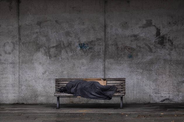 Ein Obdachloser schlaeft auf einer Bank in Berlin, 12.03.2021. Berlin Deutschland *** A homeless man sleeping on a bench in Berlin, 12 03 2021 Berlin Germany Copyright: xFlorianxGaertner photothek.dex
