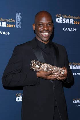 Filmpreis Cesar - Preisverleihung Jean Pascal Zadi Meilleur Espoir Masculin dans Tout simplement noir CELEBRITES : 46e Ceremonie des Cesar 2021 - Paris - 12 03 2021 PascalLeSegretain Pool PANORAMIC 