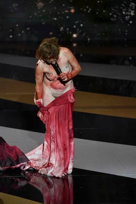 Performance de Corinne Masiero se mettant nue sur scene CELEBRITES : 46e Ceremonie des Cesar 2021 - Paris - 12 03 2021 Dominiquecharriau Pool PANORAMIC 