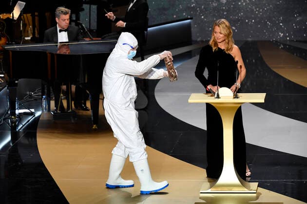 Le Cesar est apporte sous haute protection sanitaire - Covid sous les yeux de Virginie Efira CELEBRITES : 46e Ceremonie des Cesar 2021 - Paris - 12 03 2021 PierreVillard Pool PANORAMIC 