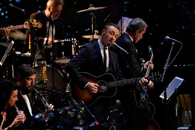 Pierre Souchon accompagnant son pere a la guitare CELEBRITES : 46e Ceremonie des Cesar 2021 - Paris - 12 03 2021 PierreVillard Pool PANORAMIC 