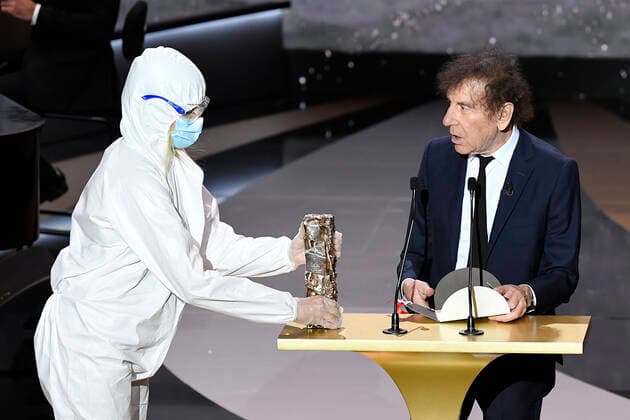 Le Cesar est apporte sous haute protection sanitaire - Covid sous le regard d Alain Souchon CELEBRITES : 46e Ceremonie des Cesar 2021 - Paris - 12 03 2021 PierreVillard Pool PANORAMIC 
