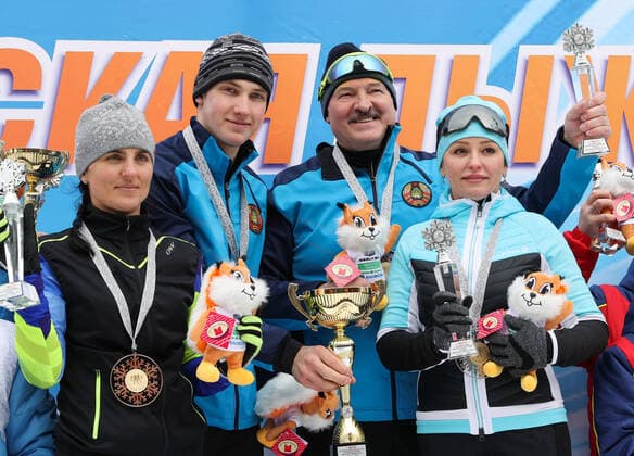 Bilder des Jahres 2021, News 03 MÃ¤rz News Themen der Woche KW10 News Bilder des Tages MINSK REGION, BELARUS - MARCH 13, 2021: Belarus President Alexander Lukashenko (2nd R) and his team biathlete Liudmila Kalinchik, Lukashenko s son Nikolai (L-R) and Svetlana Konoshenko (R), winners of the relay race at the 2021 Minsk Ski Track winter sports festival, pose for a photograph during an award ceremony at Raubichi training center. Maxim Guchek BelTA TASS  1001298541st